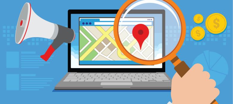 Laptop mostrando mapa con ubicación roja, lupa naranja ampliando la vista, micrófono rojo y monedas doradas representando